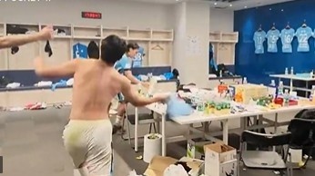疯狂庆祝！大连球员更衣室脱衣打翻水瓶，有人喊“李国旭”牛X