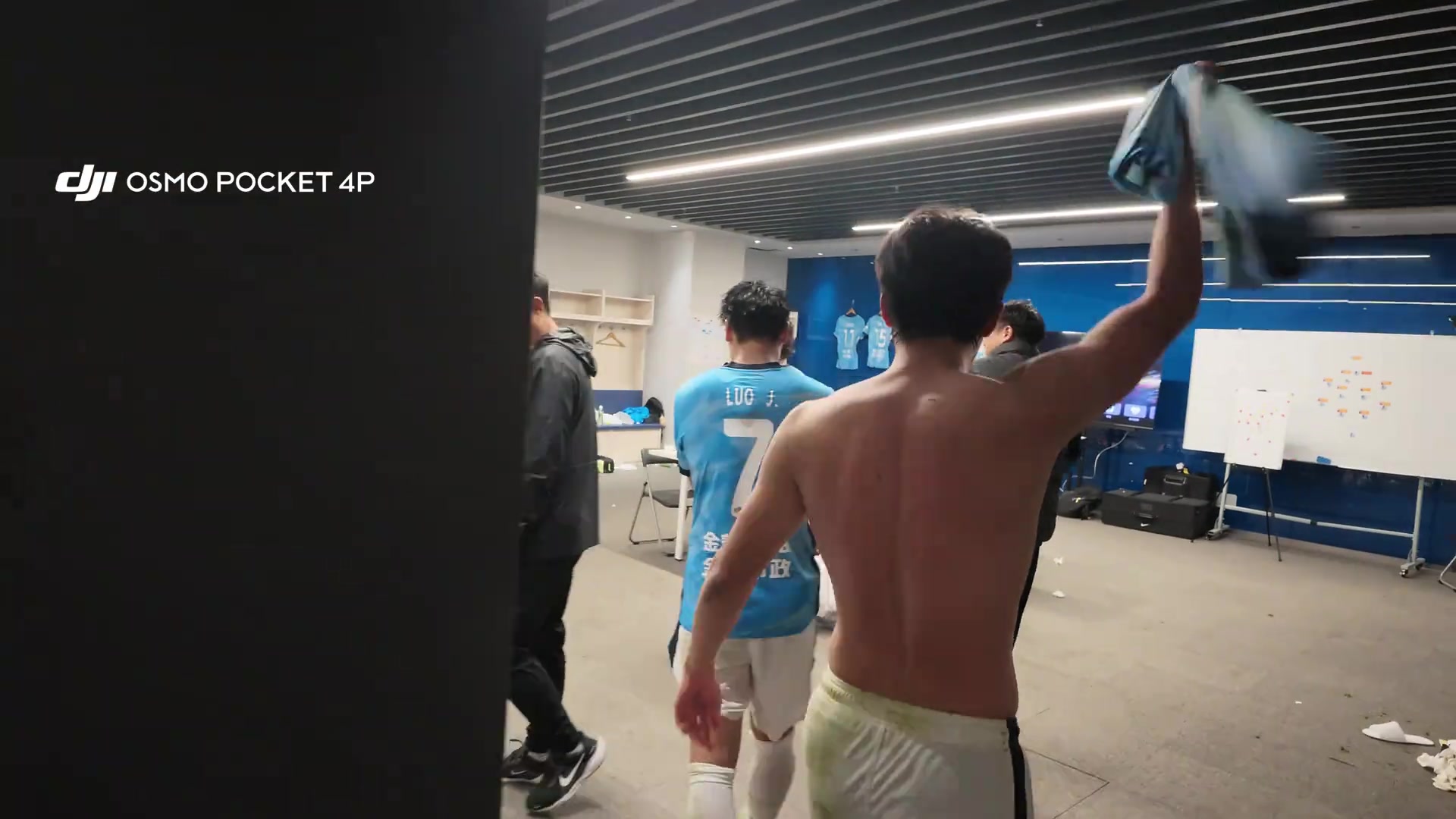 疯狂庆祝！大连球员更衣室脱衣打翻水瓶，有人喊“李国旭”牛X