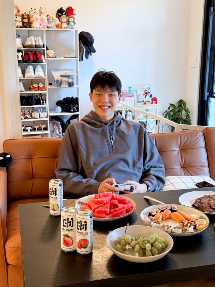 疑似广子~杨瀚森社媒晒照：吃饭睡觉打PS5…以及喝饮料